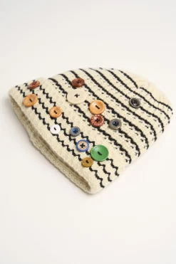 Cappello Catrin a righe con bottoni